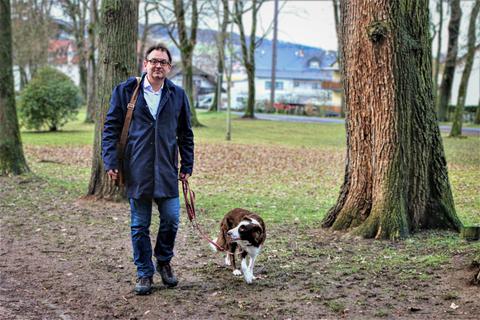 Tobias Robischon geht gerne mit seiner Hündin Lizzy im Park vor dem Michelstädter Stadthaus spazieren. Foto: Manfred Giebenhain