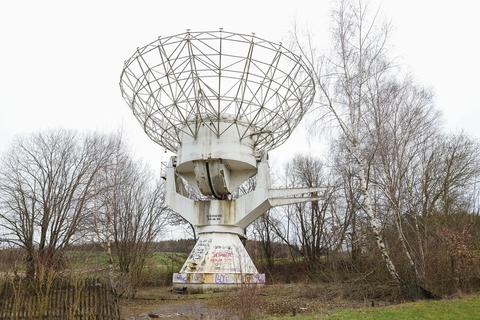 Als würde sie noch immer auf Signale aus dem All warten, reckt sich die letzte verbliebene Parabolantenne an der ehemaligen ESA Groundstation zwischen Rehbach und Langenbrombach gen Himmel. 