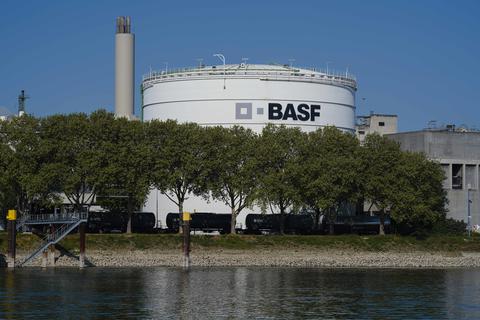 Ein Lagercontainer des Chemieunternehmens BASF im Stammwerk am Rhein. Innerhalb weniger Tage ist beim weltgrößten Chemiekonzern mit Sitz in Ludwigshafen erneut eine Chemikalie in den Rhein gelangt.  Foto: dpa