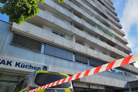 Polizeiabsperrband vor einem Hochhaus in der Hanauer Römerstraße. Hier wurde ein Mädchen tot auf einem Balkon gefunden.  Foto: 5.visions-media