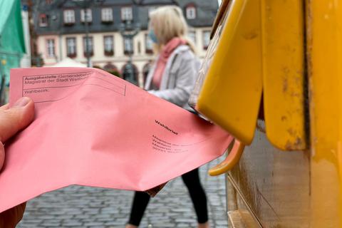 Ein Briefwahlumschlag wird auf dem Weilburger Marktplatz in einen Briefkasten geworfen: Obwohl es viele Gerüchte gibt - die Briefwahl ist sicher.  Foto: Mika Beuster 