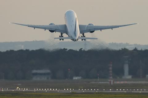  Eine Passagiermaschine startet vom Flughafen Frankfurt.  Symbolfoto: dpa