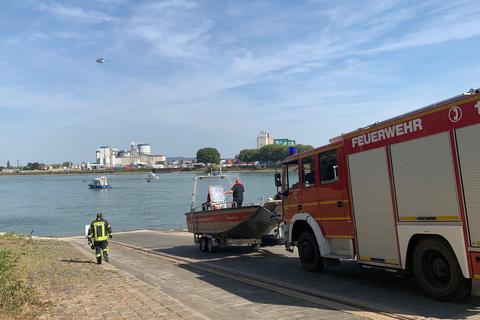 Rettungskräfte suchen den Rhein bei Hamm ab. Foto: Pascal Widder