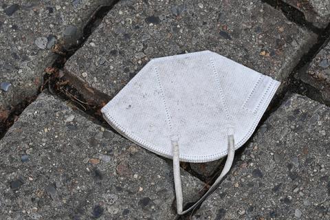 Eine FFP2-Maske liegt auf der Straße. Symbolfoto: dpa