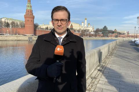 Der ZDF-Korrespondent Christian Semm am Ufer der Moskwa, im Hintergrund der Kreml.  Foto: ZDF