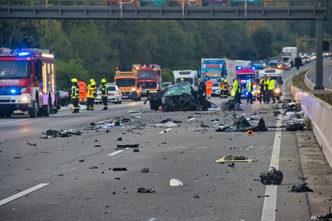 Bei einem schweren Unfall auf der A5 bei Friedberg sind mehrere Menschen gestorben. Foto: 5vision.media