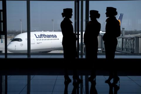 Eine Lufthansa-Maschine am Flughafen. Foto: dpa