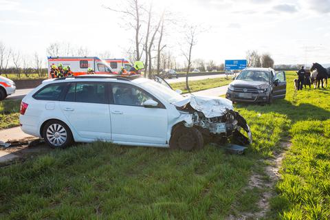 Die beiden Autos wurden bei dem Unfall erheblich beschädigt. Foto: Wiesbaden112