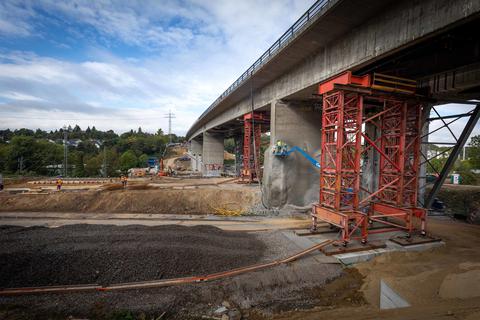 Die Vorarbeiten zur Sprengung der Salzbachtalbrücke bei Wiesbaden laufen.  Foto: Lukas Görlach