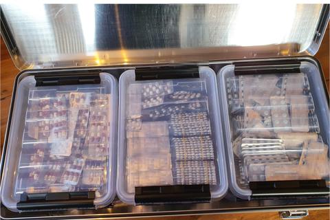 Zollfahnder haben in Frankfurt vier mutmaßliche Darknet-Dealer verhaftet und große Mengen Medikamente und Betäubungsmittel sichergestellt. Foto: Polizei