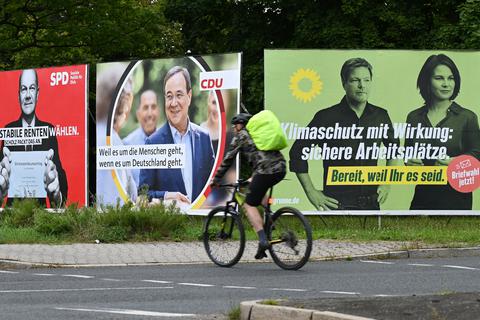 Wahlpakate der SPD, CDU und der Grünen an einer Straßenkreuzung in Frankfurt. Foto: dpa