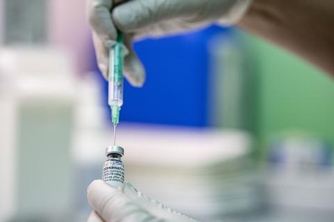Ein vollständiger Impfschutz mit zwei Dosen der Mittel von Biontech/Pfizer oder Astrazeneca verhindert einer britischen Datenanalyse zufolge sehr gut schwere Krankheitsverläufe bei der Delta-Variante des Coronavirus.  Foto: dpa