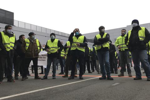 Mitarbeiter des Vorfeld-Dienstleisters Wisag protestieren am Flughafen Frankfurt gegen die angekündigte Entlassung von 230 Kollegen. Foto: Daniel Baczyk