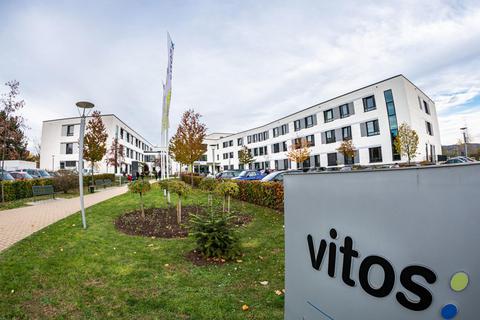 Die Zusammenarbeit der Vitos-Gesellschaften in Heppenheim (links) und Riedstadt soll weiter vertieft werden. Fotos: Sascha Lotz/Robert Heiler