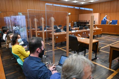 Medienvertreter sitzen im Gerichtssaal des Frankfurter Landgericht zu Beginn eines Prozesses um die tödliche Gleisattacke. Foto: dpa