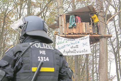 Aktivisten wehren sich hier seit mehr als einem Jahr mit einer Waldbesetzung gegen die laufende Rodung des Waldes für den umstrittenen Weiterbau der Autobahn 49. Foto: dpa 