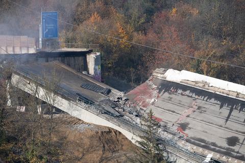 Nach der Sprengung ragt ein Teil der Nordbrücke  auf. Foto: dpa