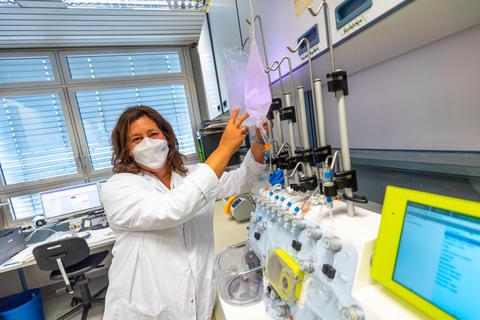 Prof. Andrea Tüttenberg in einem der Labore, die sie an der Mainzer Unimedizin im Moment noch mitnutzen kann.  Foto: Lukas Görlach 
