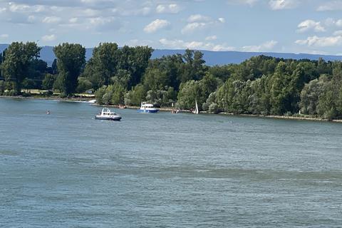 Einsatz auf dem Rhein: Die Polizei sichert die Bergung des Segelbootes.  Foto: Feuerwehr Mainz
