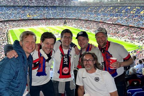 Ein Teil der Reisegruppe des Eintracht-Fanclubs EFC Glasgow 60 vor dem Anpfiff im Stadion Camp Nou.  Foto: Can Ganassa