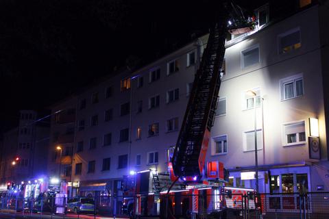 Zwei Menschen sind bei dem Brand im Frankfurter Stadtteil Bockenau verletzt worden. Foto: 5vision.media