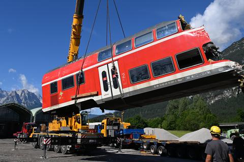 Wenige Tage nach dem Zugunglück von Garmisch-Partenkirchen gehen die Aufräumarbeiten voran. Foto: dpa