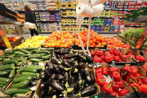 Mehr Gemüse, weniger Fleisch: Bei der Ernährung sieht die rheinland-pfälzische Landesregierung Verbesserungsbedarf. Foto: dpa