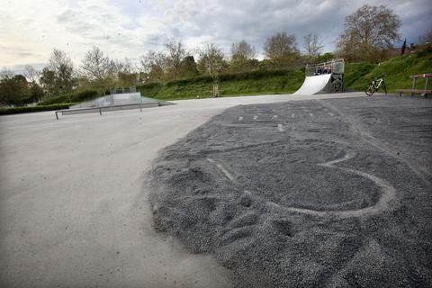 Der Dieburger Skaterpark ist wieder "frei": Eltern haben eigenhändig den Rollsplit auf der Skateranlage weggeschaufelt.  Foto: Karl-Heinz Bärtl