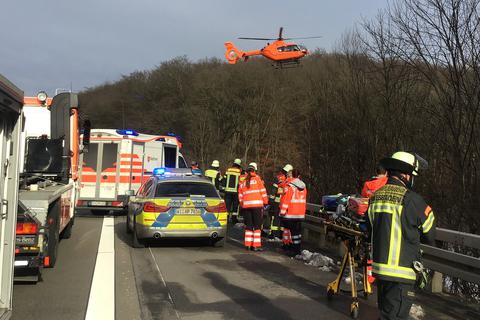 Per Rettungshubschrauber wurde der Fahrer der verunglückten Kleintransporters in ein Krankenhaus gebracht. Foto: Feuerwehr Wiesbaden