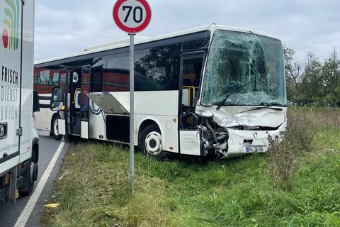 Schwerer Unfall auf B521 bei Frankfurt: Es kam zu einer Kollision zwischen einem Bus und mehreren Fahrzeugen.  Foto: 5vision Media 