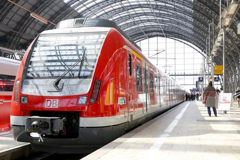Ab einer Verspätung von mehr als zehn Minuten bekommen Fahrgäste des Rhein-Main-Verkehrsverbunds einen Teil des Fahrtpreises erstattet.  Foto: RMV