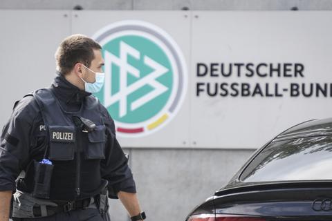 Ein Polizist vor der Zentrale des Deutschen Fußball-Bundes (DFB). Wegen des Verdachts der Steuerhinterziehung wird ermittelt.  Foto: dpa/ Frank Rumpenhorst