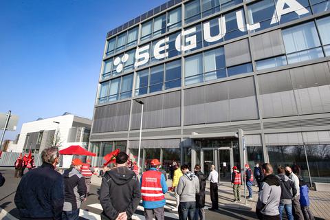 Am Dienstagmorgen protestieren rund 100 Angestellte von Opel und Segula vor dem Sitz des französischen Entwicklungsdienstleisters in Rüsselsheim. Foto: Vollformat/Frank Möllenberg