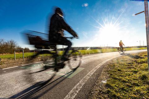Bald werden sie gezählt: Radfahrer auf dem Schnellweg zwischen Erzhausen und Egelsbach. Foto: Sascha Lotz