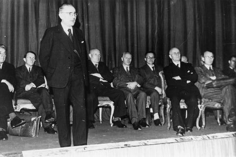 Der Sozialdemokrat Otto Witte war der Präsident der Verfassungberatenden Landesversammlung für Hessen. Auf dem Bild hält er am 5. September 1946 eine Ansprache.  Foto: dpa