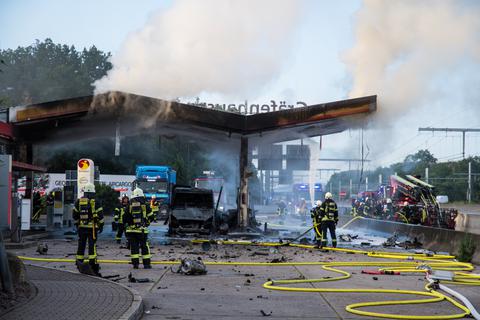 Die Feuerwehr bei den Löscharbeiten an der Autobahn-Tankstelle Gräfenhausen Ost. Nach dem Brand zu Beginn der Woche soll nun ein Sichtschutz errichtet werden. Archivfoto: dpa