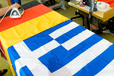 Die deutsche und die griechische Nationalflagge nebeneinander auf einem Bügeltisch eines Flaggenherstellers: Auf der Insel Kreta soll ein Bundeswehr-Soldat aus dem Lahn-Dill-Kreis eine griechische Flagge abgehängt und eine deutsche gehisst haben. Das sorgte für einen Skandal.  Symbolffoto: dpa 