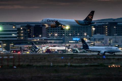 Eine Maschine der Fluggesellschaft Condor landet bei Einbruch der Dunkelheit auf dem Frankfurter Flughafen. Symbolfoto: dpa