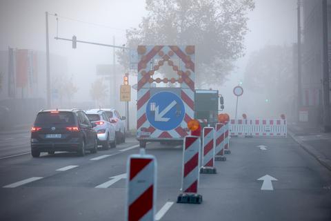 Noch sieht man den Nebel: Die Mainzer Straße vor der Salzbachtalbrücke ist am Samstagmorgen gesperrt.  Foto: Sascha Kopp