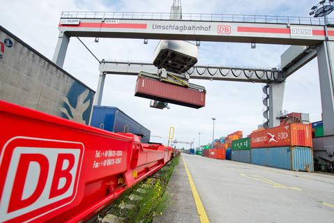 Die Schienengüterverkehrstochter der Bahn kann derzeit häufig nur verspätet oder im schlimmsten Fall gar nicht liefern. Aus Gründen, die DB Cargo nicht selbst in der Hand hat. Foto: dpa