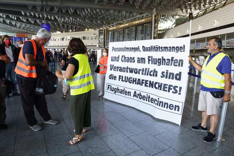 Auch das noch: Am Samstag demonstrierten mehrere Dutzend Service-Mitarbeiter gegen die Situation am Flughafen.   Foto: dpa