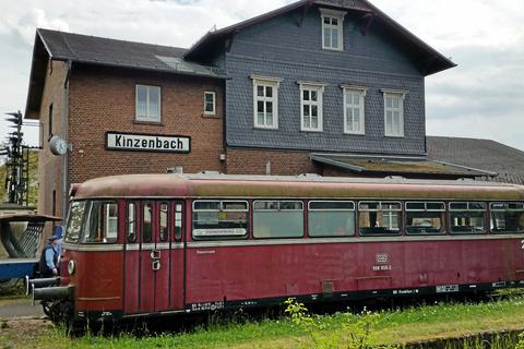 Die zweite Tour führt über 12,5 Kilometer an der Trasse der ehemaligen Kanonenbahn entlang. Ziel ist das Heimatmuseum im früheren Kinzenbacher Bahnhof, vor dem zwei alte Schienenbusse stehen.⋌ Foto: Reeber