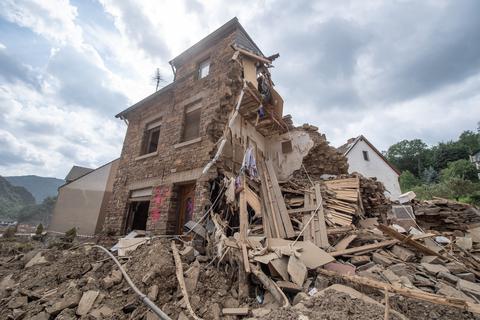 Ein völlig zerstörtes Haus am Ortseingang von Altenahr. Für den Wiederaufbau braucht es dringend Unterstützung. Foto: dpa/Boris Roessler