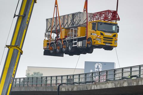 Der Laster auf der Wiesbadener Salzbachtalbrücke wird mit einem Kran geborgen. Foto: Sascha Kopp 