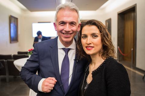 Peter Feldmann (SPD), Oberbürgermeister von Frankfurt am Main, zusammen mit seiner Frau Zübeyde.  Archivfoto: dpa