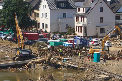 Bagger beseitigen nach dem Hochwasser den Schutt auf den Straßen des Örtchens Dernau in Rheinland-Pfalz. Die Flut hat auch hier zahlreiche Häuser zerstört.  Foto: dpa