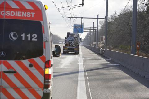 Auf der A5 bei Weiterstadt-Gräfenhausen hat es einen Gefahrengut-Unfall gegeben. Die Aufräumarbeiten laufen.  Foto: 5vision.media 