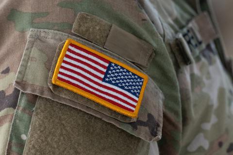 Eine US-Flagge auf der Uniform eines US-Soldaten. Symbolfoto: dpa