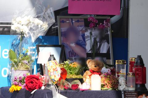 Blumen und Andenken liegen vor der Tankstelle in Idar-Oberstein, wo ein 20-Jähriger von einem mit einer Pistole bewaffneten Mann erschossen worden war. Foto: dpa/ Thomas Frey