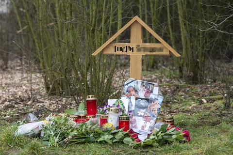Am Fundort der getöteten Biebesheimerin stehen ein Holzkreuz, viele Kerzen, Bilder und Beileidsbekundungen.        Archivfoto: Robert Heiler